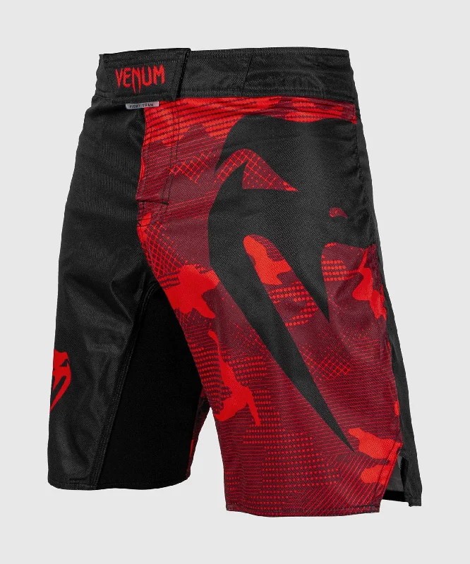 Men's camo print cargo shorts for outdoor adventuresFightshort Venum Light 3.0