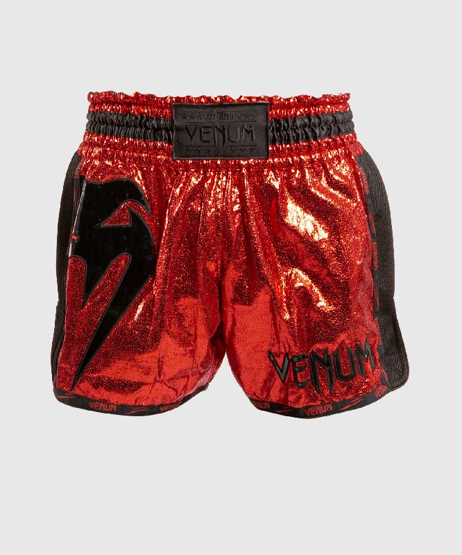Men's ripped denim shorts for a trendy streetwear aestheticShort de Muay Thai Venum Giant Foil - Rouge/Noir Men's ripped denim shorts for a trendy streetwear aestheticShort de Muay Thai Venum Giant Foil - Rouge/Noir