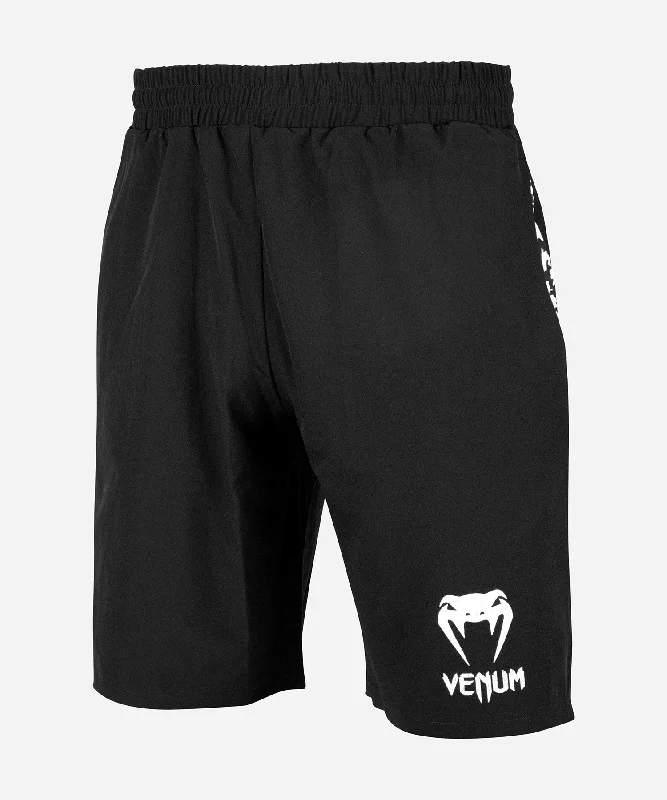 Men's pleated front twill shorts for a classic and sophisticated appearanceShort de sport Venum Classic Men's pleated front twill shorts for a classic and sophisticated appearanceShort de sport Venum Classic