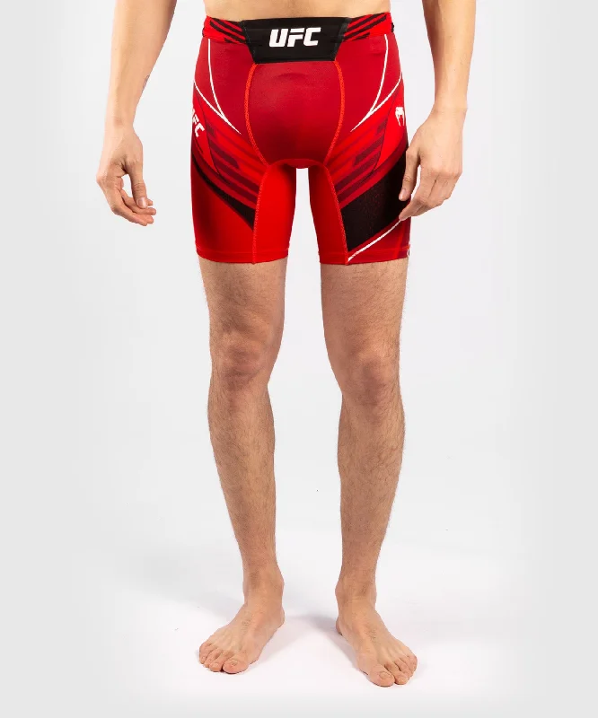 Men's side - stripe track shorts for a sporty running lookShort de Vale tudo Homme UFC Venum Authentic Fight Night - Coupe Courte - Rouge Men's side - stripe track shorts for a sporty running lookShort de Vale tudo Homme UFC Venum Authentic Fight Night - Coupe Courte - Rouge