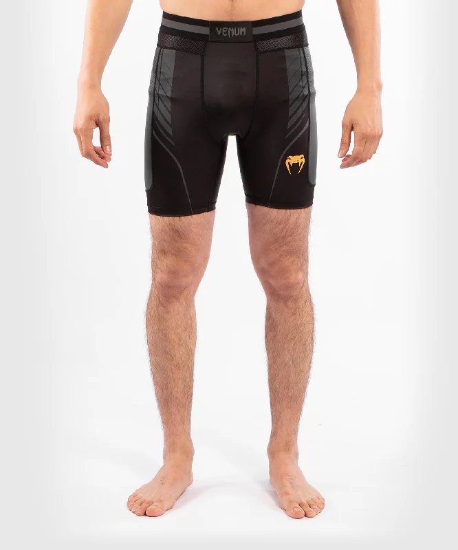 Men's side - stripe track shorts for a sporty running lookShort de Vale Tudo Venum Athletics - Noir/Or Men's side - stripe track shorts for a sporty running lookShort de Vale Tudo Venum Athletics - Noir/Or