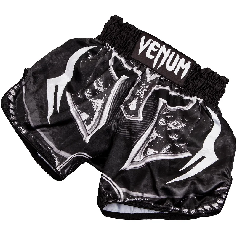 Men's pleated front twill shorts for a classic and sophisticated appearanceShort Muay Thai Venum Gladiator 3.0 - Noir/Blanc Men's pleated front twill shorts for a classic and sophisticated appearanceShort Muay Thai Venum Gladiator 3.0 - Noir/Blanc