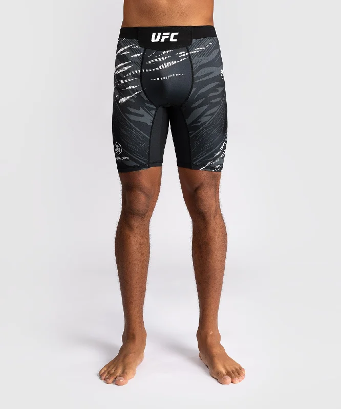 Men's pleated front twill shorts for a classic and sophisticated appearanceShorts Vale Tudo pour Hommes UFC Fusion by Venum Authentic Fight Night - Noir Men's pleated front twill shorts for a classic and sophisticated appearanceShorts Vale Tudo pour Hommes UFC Fusion by Venum Authentic Fight Night - Noir