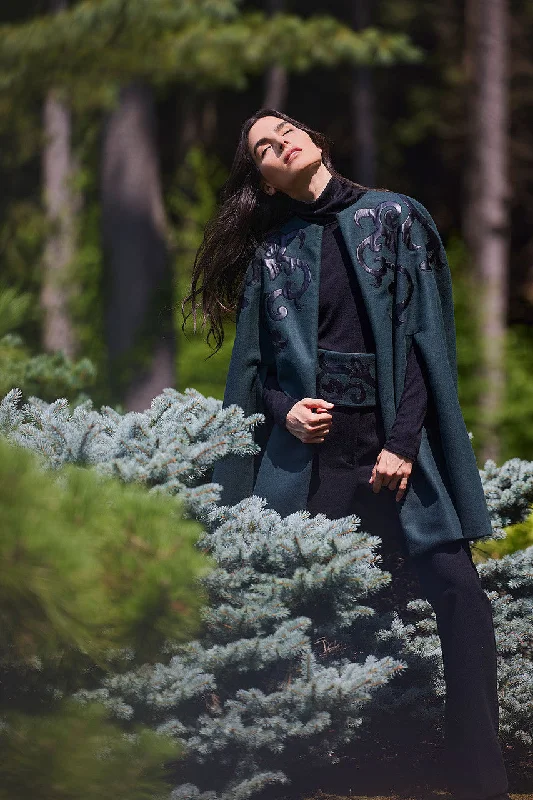 Men jackets with a built - in hood that can be stowed away when not in useFelt Embroidered Cape Men jackets with a built - in hood that can be stowed away when not in useFelt Embroidered Cape