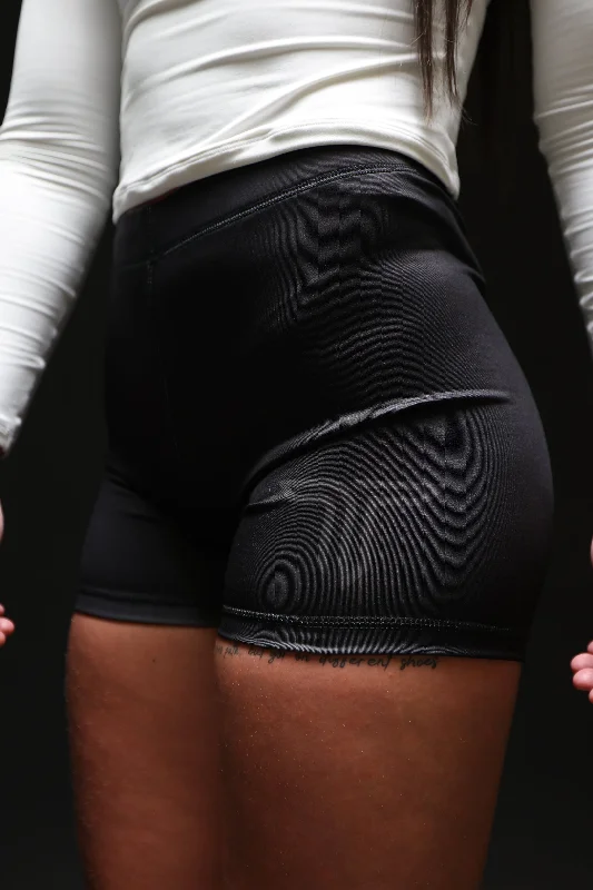 Men's checkered pattern wool shorts for a stylish winter layering option Blackout Essential Women’s Compression Short Men's checkered pattern wool shorts for a stylish winter layering option Blackout Essential Women’s Compression Short